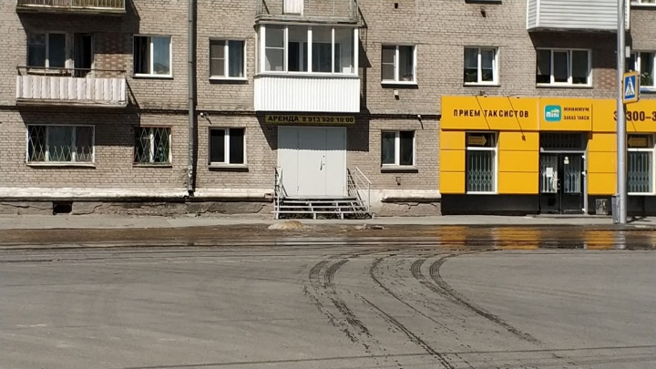 Коммунальная авария на Серебренниковской: из-под асфальта забил фонтан