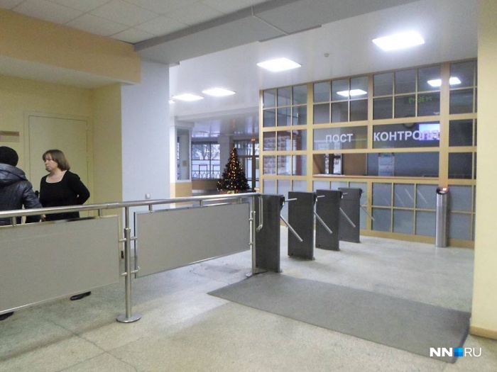 Вход в здание перегорожен турникетами, через которые коляска не проходит Вход в здание перегорожен турникетами, через которые коляска не проходит