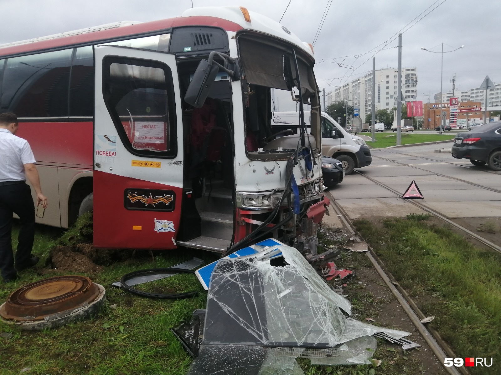 У автобуса тоже серьезные повреждения, но в нем никто не пострадал