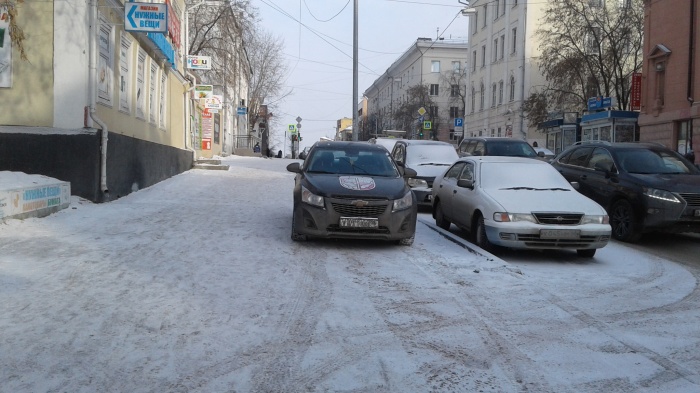 Этот водитель почему-то считает, что может парковаться на широком тротуаре. Но это не так Этот водитель почему-то считает, что может парковаться на широком тротуаре. Но это не так