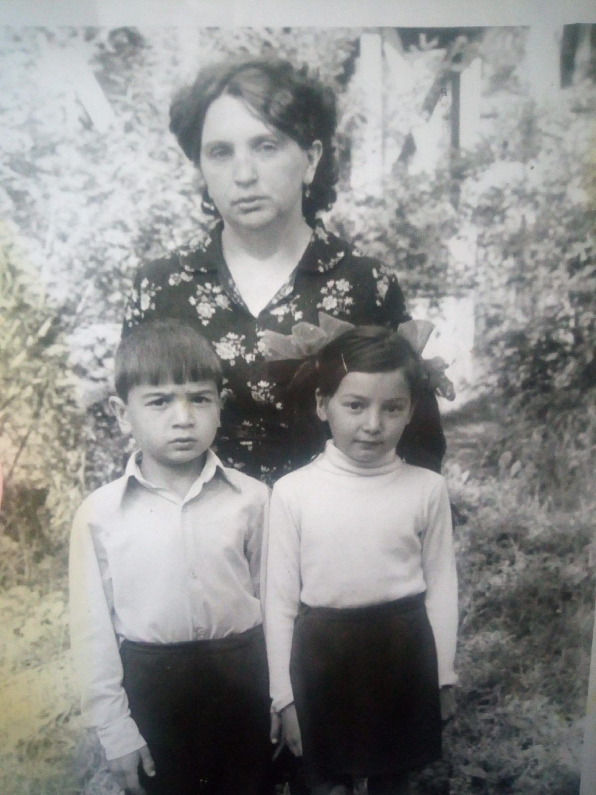На этой старой фотографии бабушка Виктории, Ивана и Михаила — молодая Баймухаметова Галия Таировна со своими детьми Аленой и Сергеем