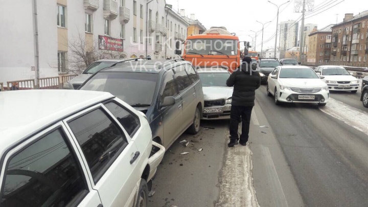 КАМАЗ со сломанными тормозами собрал в аварии 7 машин на Мичурина