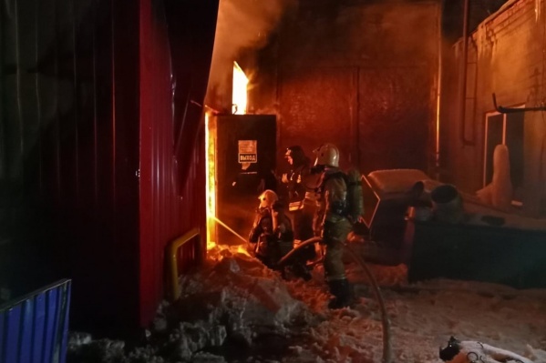 Пожар площадью в тысячу квадратных метров уже ликвидировали, сотрудники МЧС работают внутри здания Пожар площадью в тысячу квадратных метров уже ликвидировали, сотрудники МЧС работают внутри здания