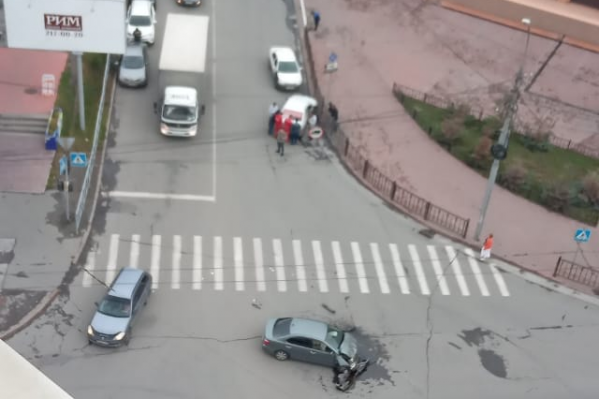 После удара врачам пришлось оказывать помощь одному из водителей После удара врачам пришлось оказывать помощь одному из водителей