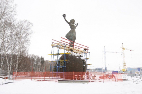 Скульптура установлена на въезде в Кольцово из Академгородка Скульптура установлена на въезде в Кольцово из Академгородка 