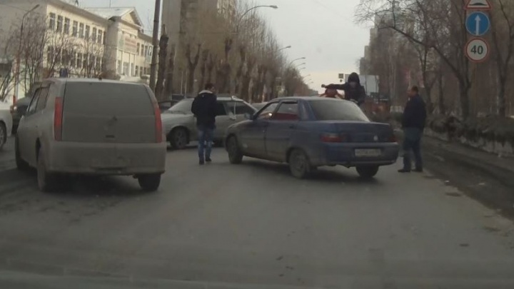 Парни на двух машинах устроили разборку с водителем "десятки" на Комсомольской