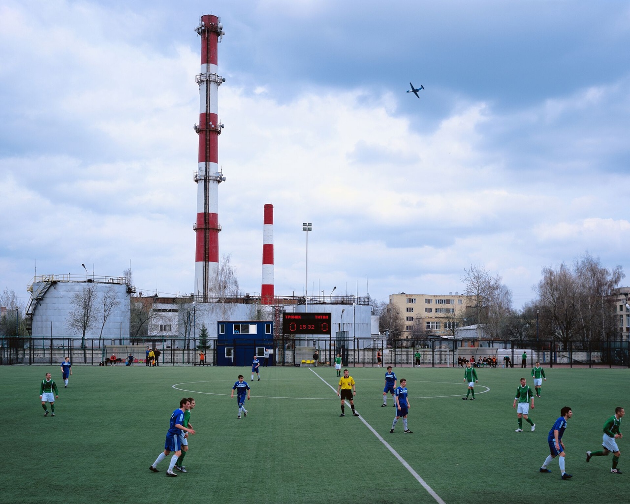 Сергей Новиков преподносит российский пейзаж как грандиозную декорацию для любительских футбольных матчей