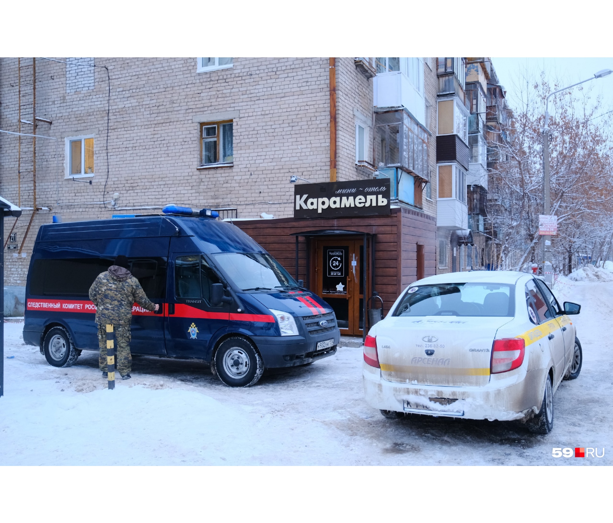Всю ночь внутри помещения работали следователи Всю ночь внутри помещения работали следователи 