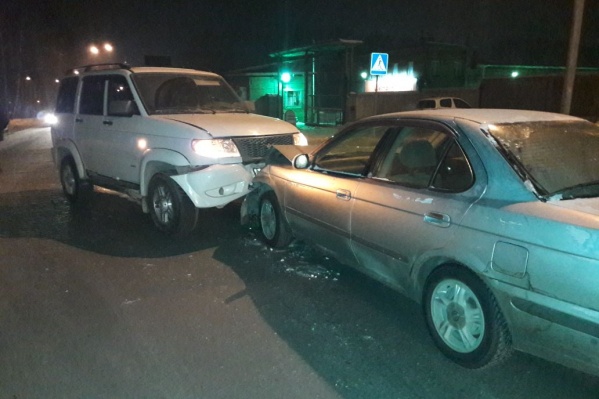 Автомобили двигались навстречу друг другу Автомобили двигались навстречу друг другу 