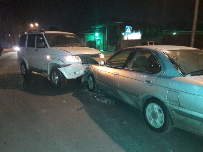 Автомобили двигались навстречу друг другу Автомобили двигались навстречу друг другу