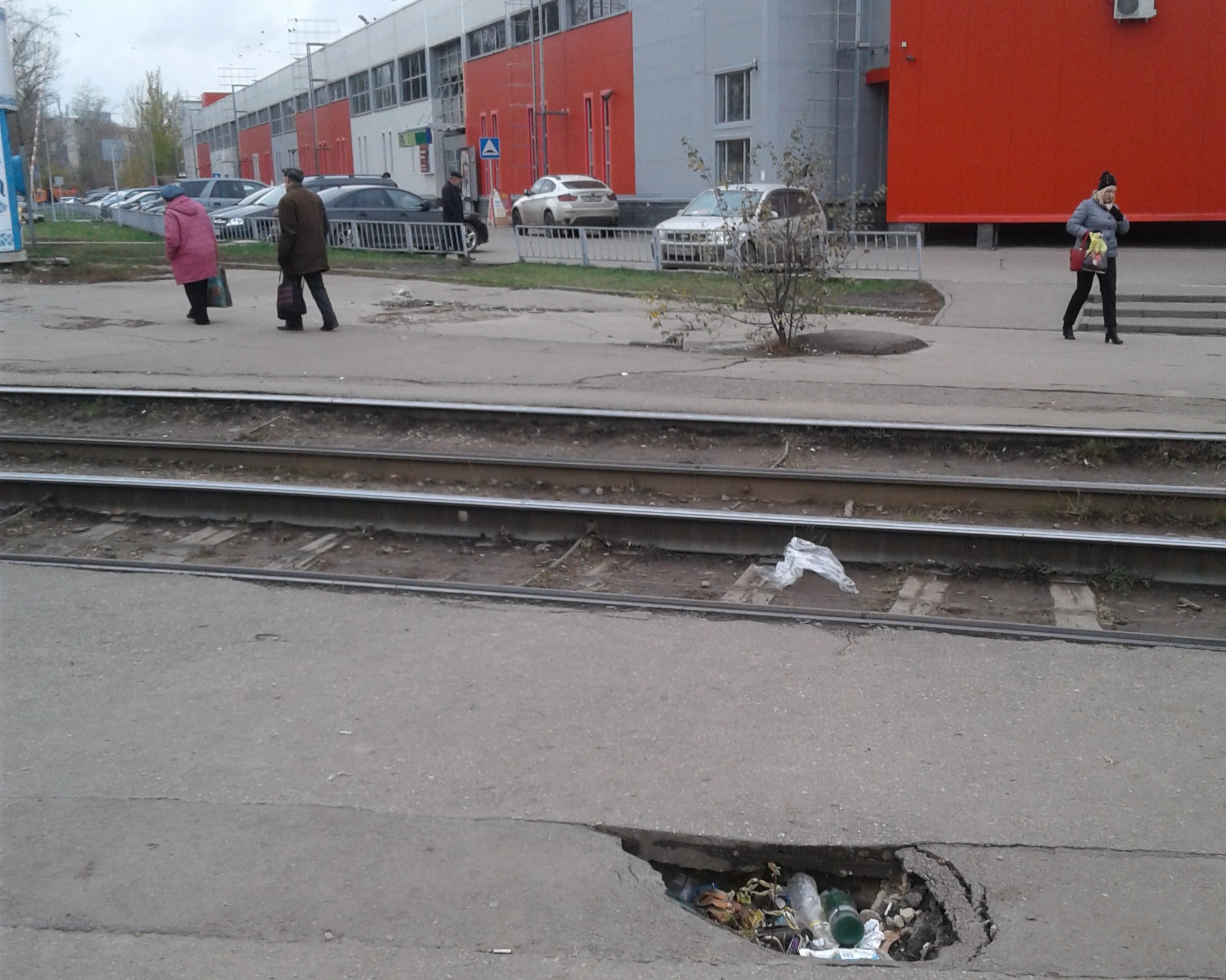 Опасно ходить: провал и открытый колодец в Ленинском районе остались без ограждения