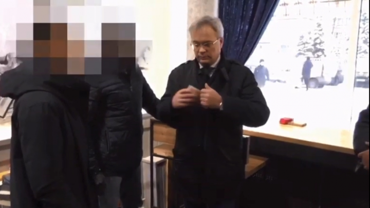 Достал деньги из-за пазухи: опубликовано видео задержания главы налоговой Архангельской области