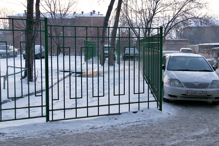 В заблокированном ограждением парковочном кармане могли бы поместиться не меньше пяти автомобилей В заблокированном ограждением парковочном кармане могли бы поместиться не меньше пяти автомобилей