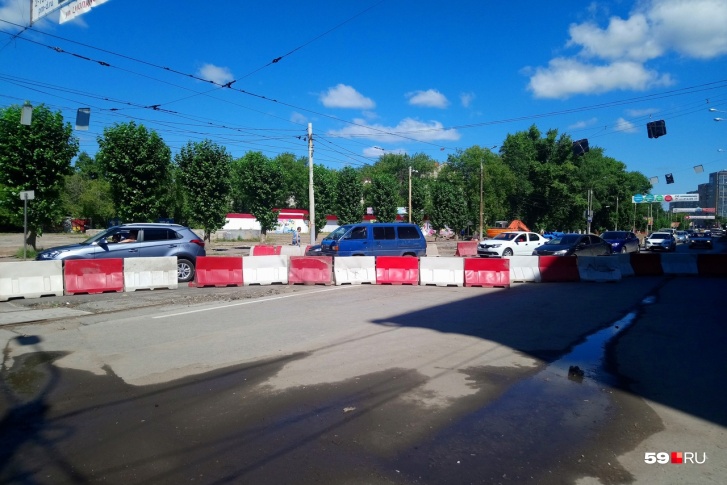 Половина дороги уже перекрыта с начала июля Половина дороги уже перекрыта с начала июля