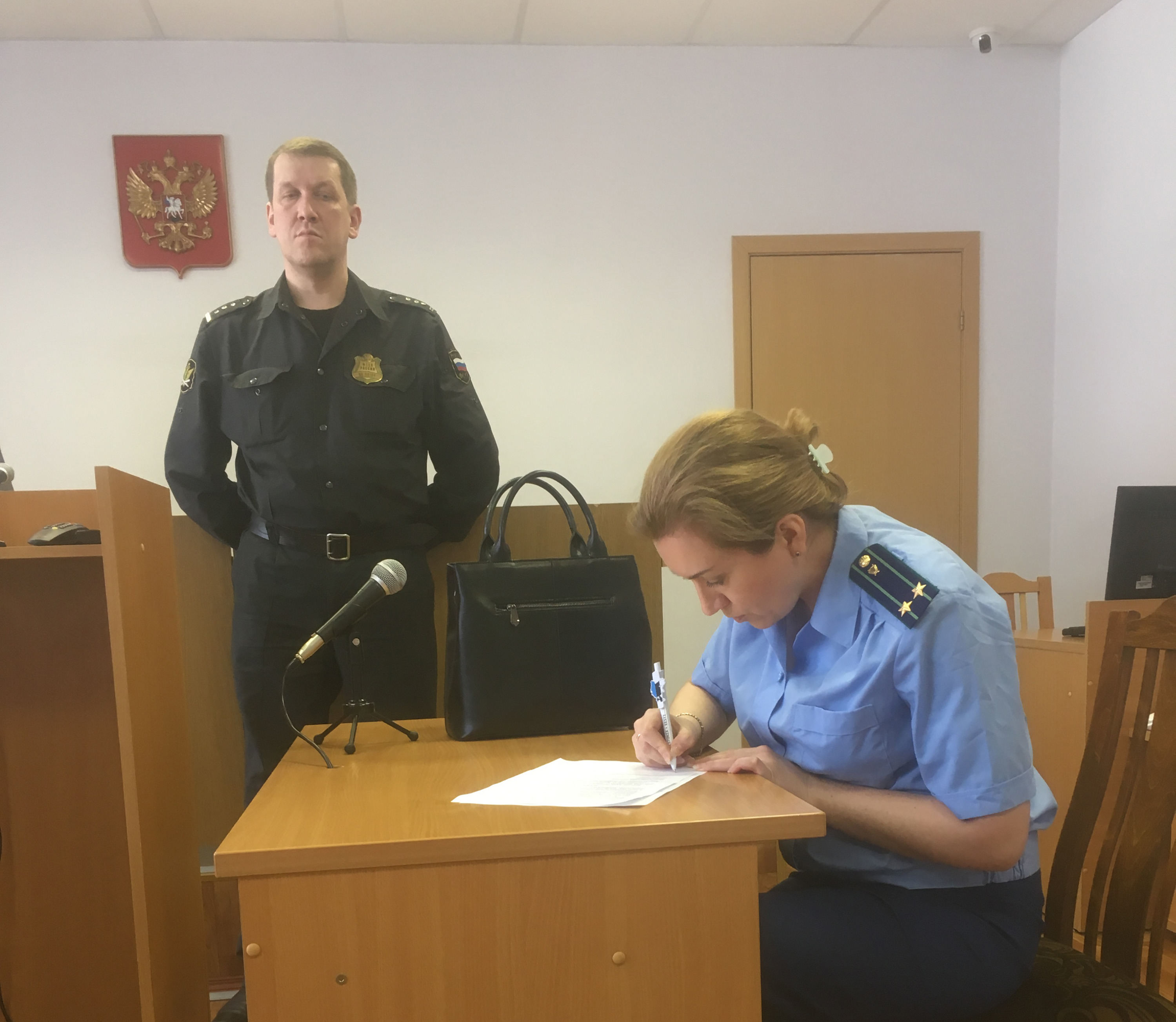 Юрия Чеснокова привели в Вилегодский районный суд в 11 часов Юрия Чеснокова привели в Вилегодский районный суд в 11 часов
