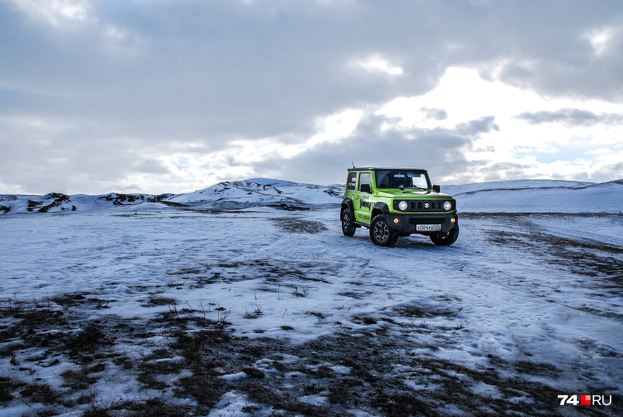 Jimny на подступах к армейскому полигону: вот его сопки на фоне. Но дальше мы не проехали по объективной причине Jimny на подступах к армейскому полигону: вот его сопки на фоне. Но дальше мы не проехали по объективной причине
