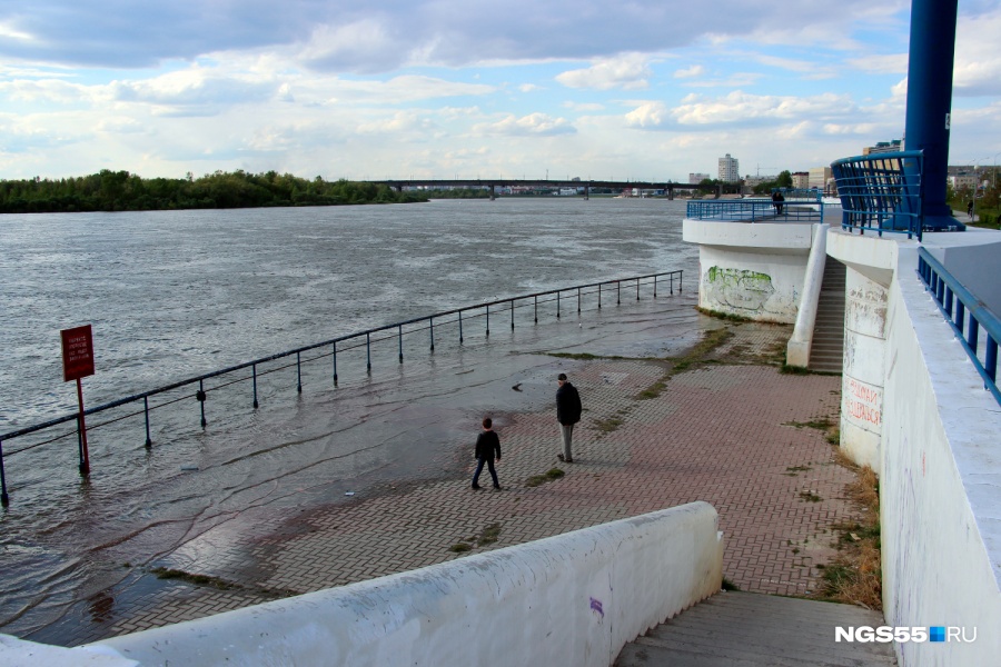 Уровень воды в реке иртыш. Омск Иртыш поднялся. Уровень воды в Иртыше. Уровень воды в Иртыше Омск. Уровень воды в Иртыше в Ханты-Мансийске.