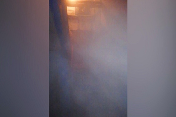 Вот что можно увидеть, открыв дверь в подъезд. Белая пелена повсюду — тянущийся из подвала пар Вот что можно увидеть, открыв дверь в подъезд. Белая пелена повсюду — тянущийся из подвала пар