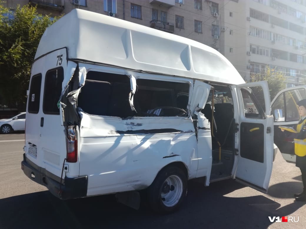 В центре Волгограда грузовик протаранил маршрутку с 13 пассажирами: есть пострадавшие