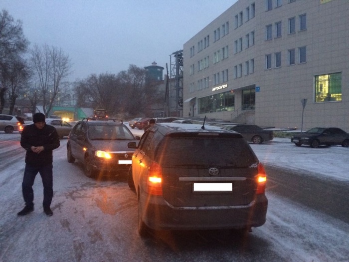 В первой аварии встретились Renault Logan и Toyota Wish В первой аварии встретились Renault Logan и Toyota Wish