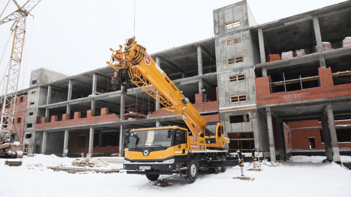 С лифтом и библиотекой: школу в Новой Самаре пообещали достроить в этом году