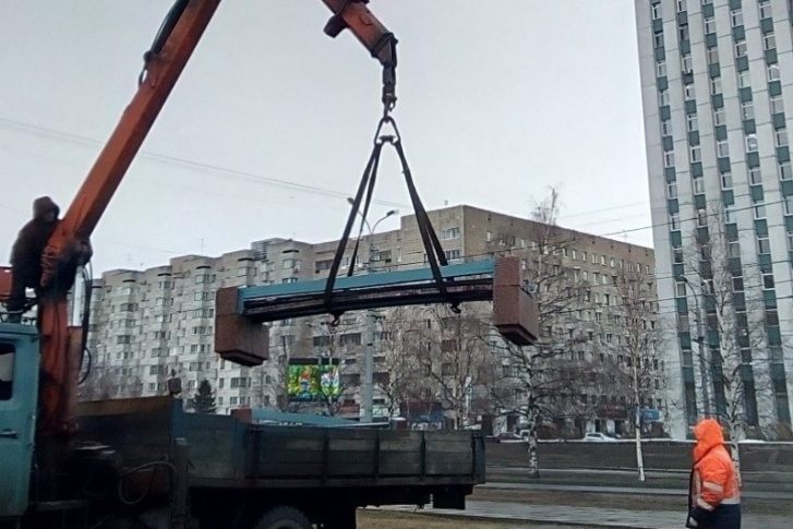 Скамейки с площади забрали накануне утром Скамейки с площади забрали накануне утром