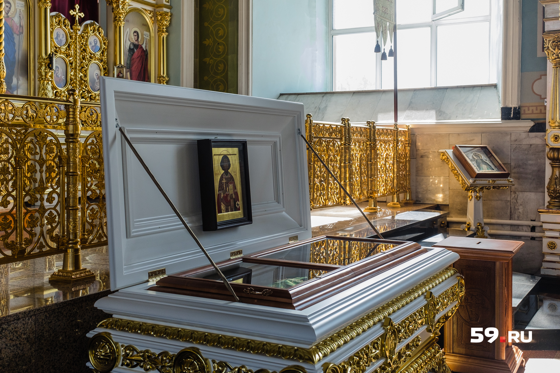 Реликвии хранятся в саркофаге