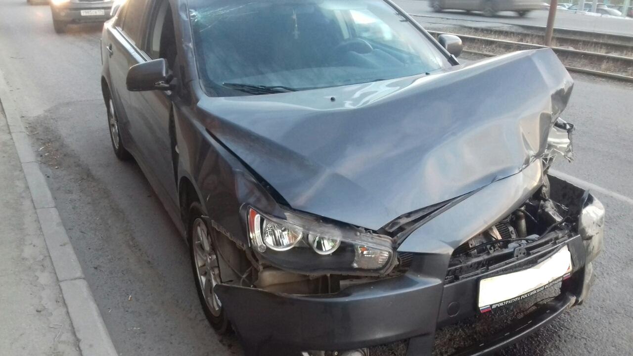 Водитель этого Mitsubishi сбил пешехода и сбежал, потому что был пьян и лишен прав Водитель этого Mitsubishi сбил пешехода и сбежал, потому что был пьян и лишен прав