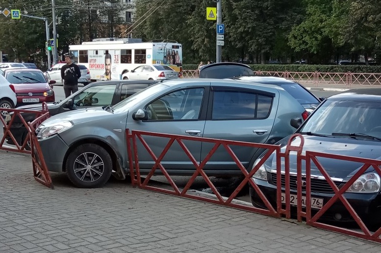 В Ярославле на улице Свободы BMW протаранила несколько машин