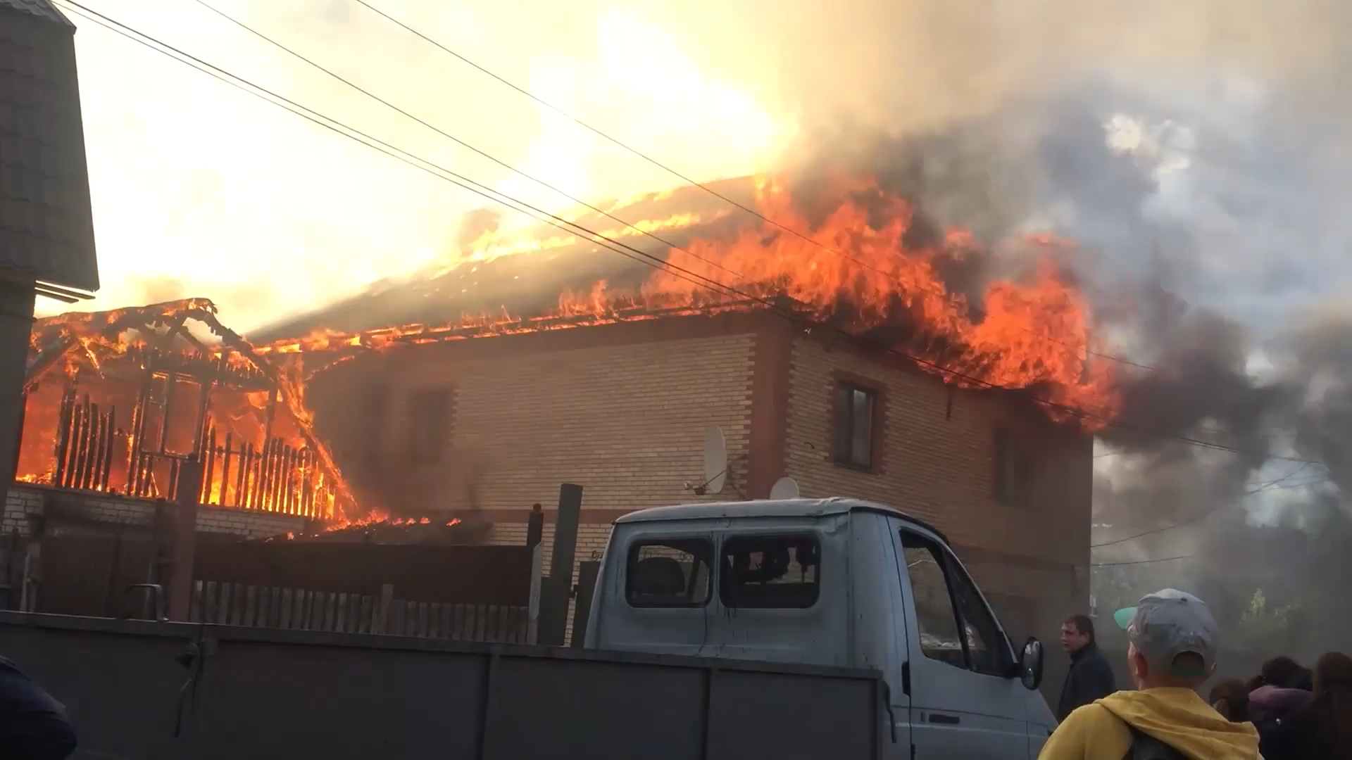 «Женщина сильно кричала»: в Ярославле загорелся жилой дом. Видео с места трагедии