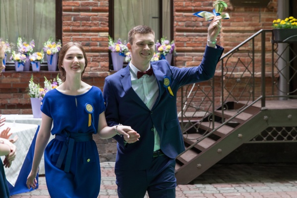Выпускники уходят во взрослую жизнь Выпускники уходят во взрослую жизнь