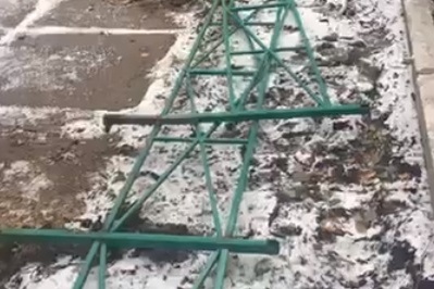 Рабочие вырвали половину ограждений во дворе Рабочие вырвали половину ограждений во дворе