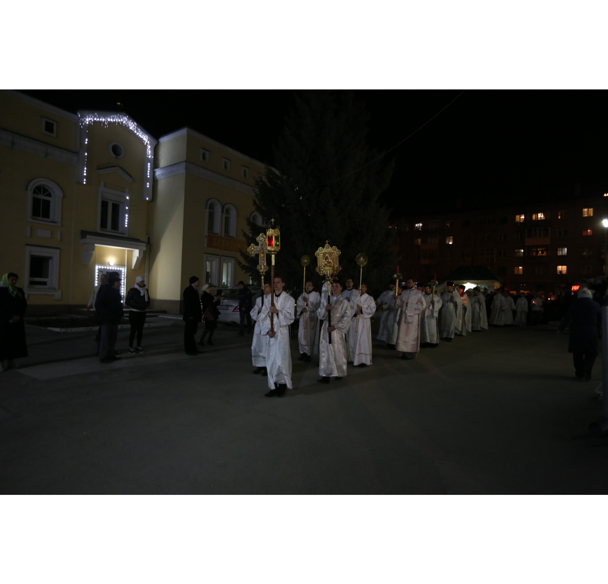 Перед богослужением прошёл крестный ход Перед богослужением прошёл крестный ход