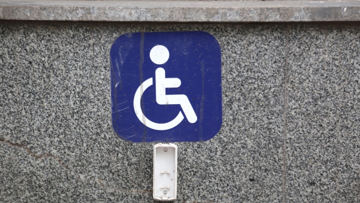 «К нам инвалиды не ходят»: корреспондент UFA1.RU выяснил, как работают кнопки для колясочников в Уфе