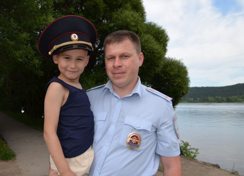 Мальчик поблагодарил дядю Мишу и пообещал тоже стать полицейским