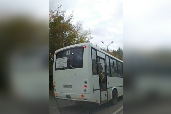 Автобус проехал по встречке, чтобы объехать пробку Автобус проехал по встречке, чтобы объехать пробку