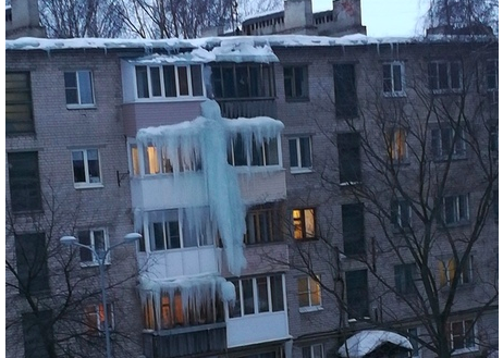 Фото дня. Ледяное распятие появилось на доме в Нижнем Новгороде
