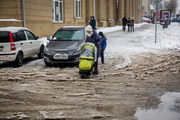 В центре Новосибирска убирать тротуары получается плохо — справляется только удалённый Советский район В центре Новосибирска убирать тротуары получается плохо — справляется только удалённый Советский район