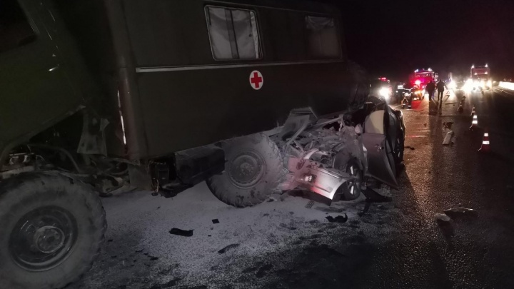 В Нижегородской области легковушка залетела под грузовик. Три человека погибли, ещё трое ранены