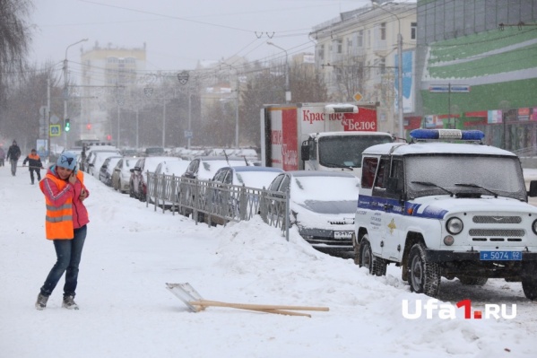 Дворники в отчаянии бросают лопаты — пока снегопад не закончится, убирать осадки бесполезно Дворники в отчаянии бросают лопаты — пока снегопад не закончится, убирать осадки бесполезно