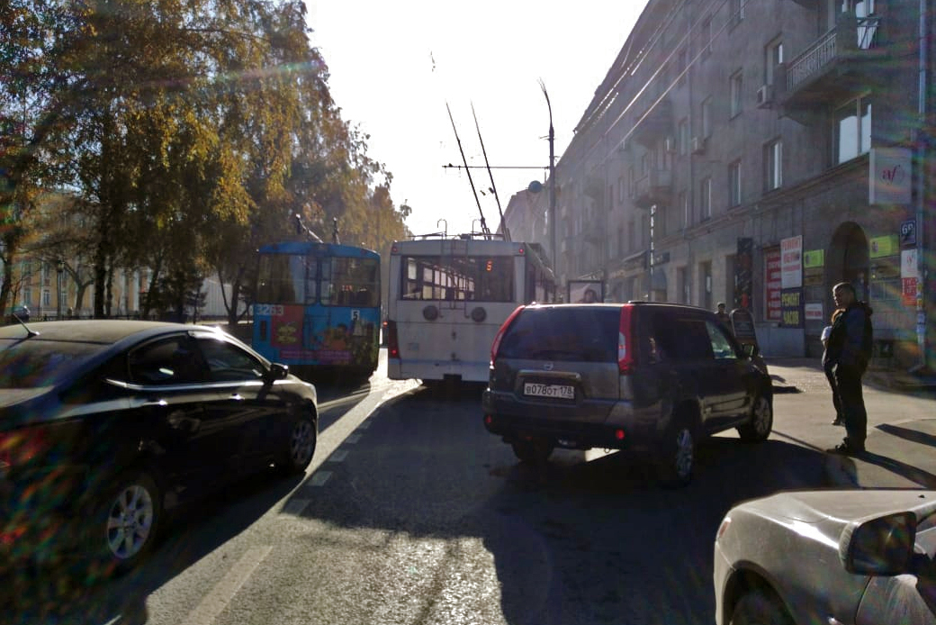 В аварии никто не пострадал, но теперь на Красном огромная пробка В аварии никто не пострадал, но теперь на Красном огромная пробка