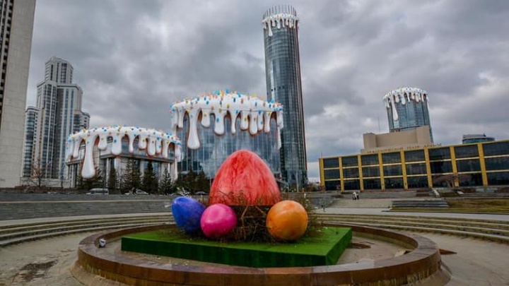 Яйца в фонтане и фотосессия на фоне Библии: 5 городов России, где Пасху отмечают не по-божески