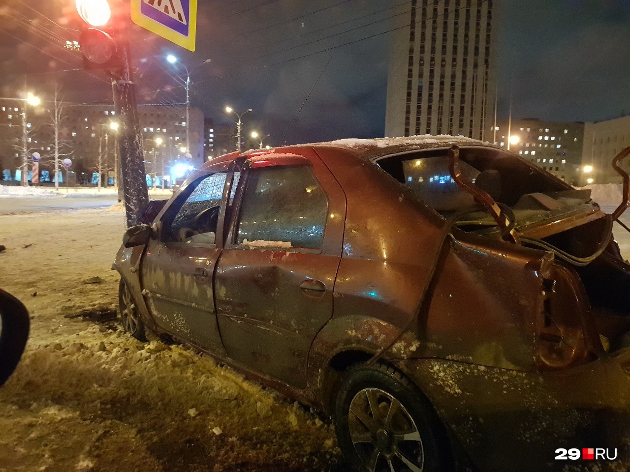 «Отказался дышать в трубку»: в центре Архангельска автомобиль «зацепил» автобус и протаранил столб