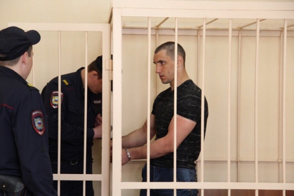 Атлетичного виновника смертельной аварии в суд доставил конвой из четырёх полицейских и пристав Атлетичного виновника смертельной аварии в суд доставил конвой из четырёх полицейских и пристав