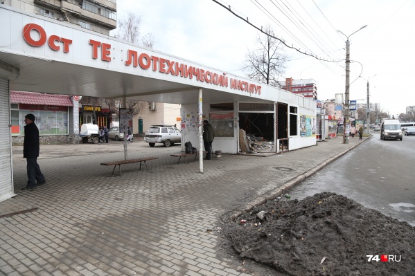 Состояние некоторых остановок даже рядом с центром Челябинска сегодня пугает Состояние некоторых остановок даже рядом с центром Челябинска сегодня пугает