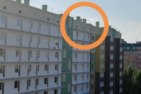 Школьники либо просто прыгают по крышам, либо сбрасывают с высоты строительный мусор Школьники либо просто прыгают по крышам, либо сбрасывают с высоты строительный мусор