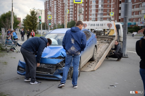 Столкнулись Hyundai H-1 и Hyundai Solaris Столкнулись Hyundai H-1 и Hyundai Solaris