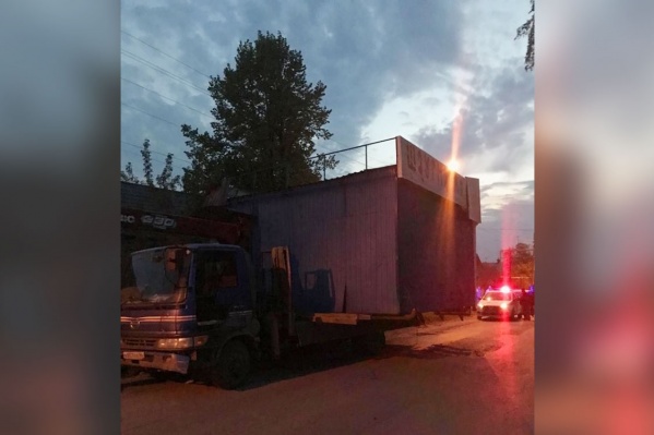 Мужчина повез павильон в сумерках, хотя в любую секунду его габаритный груз могла зацепить проезжавшая мимо машина Мужчина повез павильон в сумерках, хотя в любую секунду его габаритный груз могла зацепить проезжавшая мимо машина
