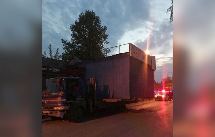Мужчина повез павильон в сумерках, хотя в любую секунду его габаритный груз могла зацепить проезжавшая мимо машина Мужчина повез павильон в сумерках, хотя в любую секунду его габаритный груз могла зацепить проезжавшая мимо машина