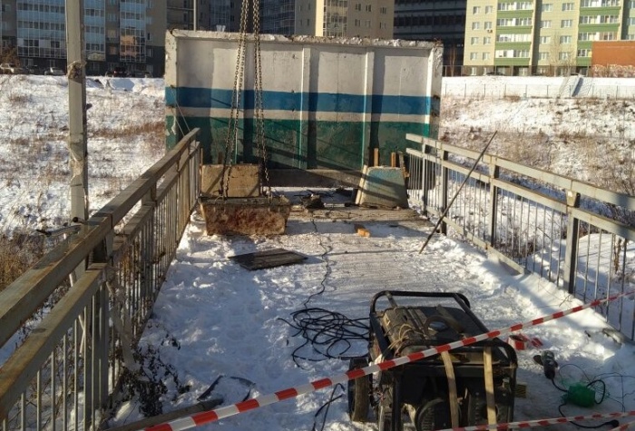 Плита появилась на мосту со стороны улицы Танковой 25 ноября Плита появилась на мосту со стороны улицы Танковой 25 ноября